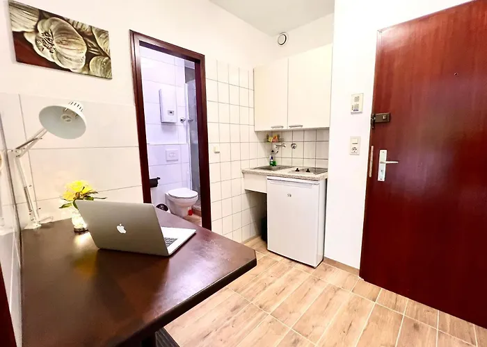 Stylish, Cozy & Quiet With One And Half In District 1 דירה *