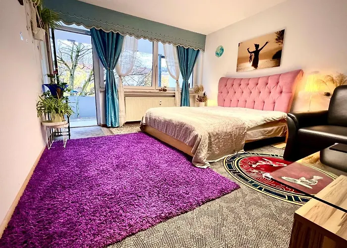 Stylish, Cozy & Quiet With One And Half In District 1 Дюссельдорф