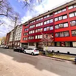 Stylish, Cozy & Quiet With One And Half In District 1 Дюссельдорф