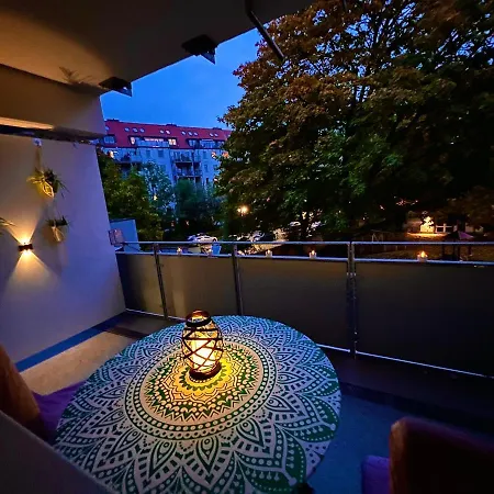 Stylish, Cozy & Quiet With One And Half In District 1 아파트 뒤셀도르프